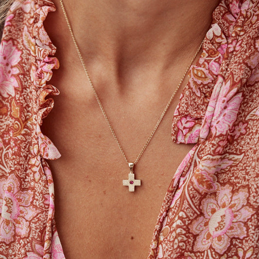 Detalle de la Cruz Roma, joya reversible. En este caso se muestra la textura punzonada de una de sus caras, con una preciosa turmalina rosa natural, talla redonda.