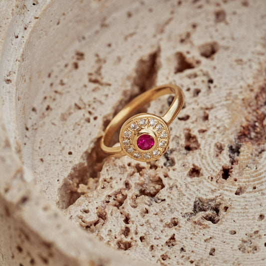 Detalle Anillo Marie que muestra su precioso diseño en chatón con un rubí natural rodeado de doce diamantes lab-grown.