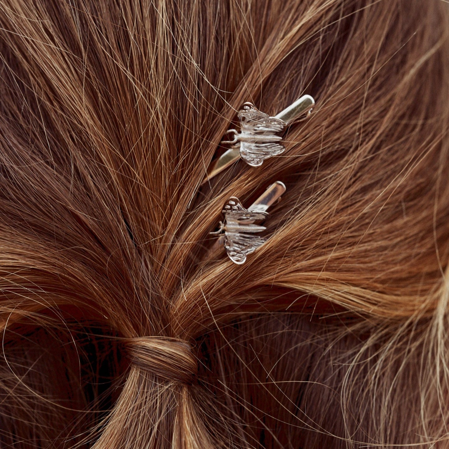 Detalle del peinado de la modelo con los Pasadores Papillon, con mariposas elaboradas en plata de ley.