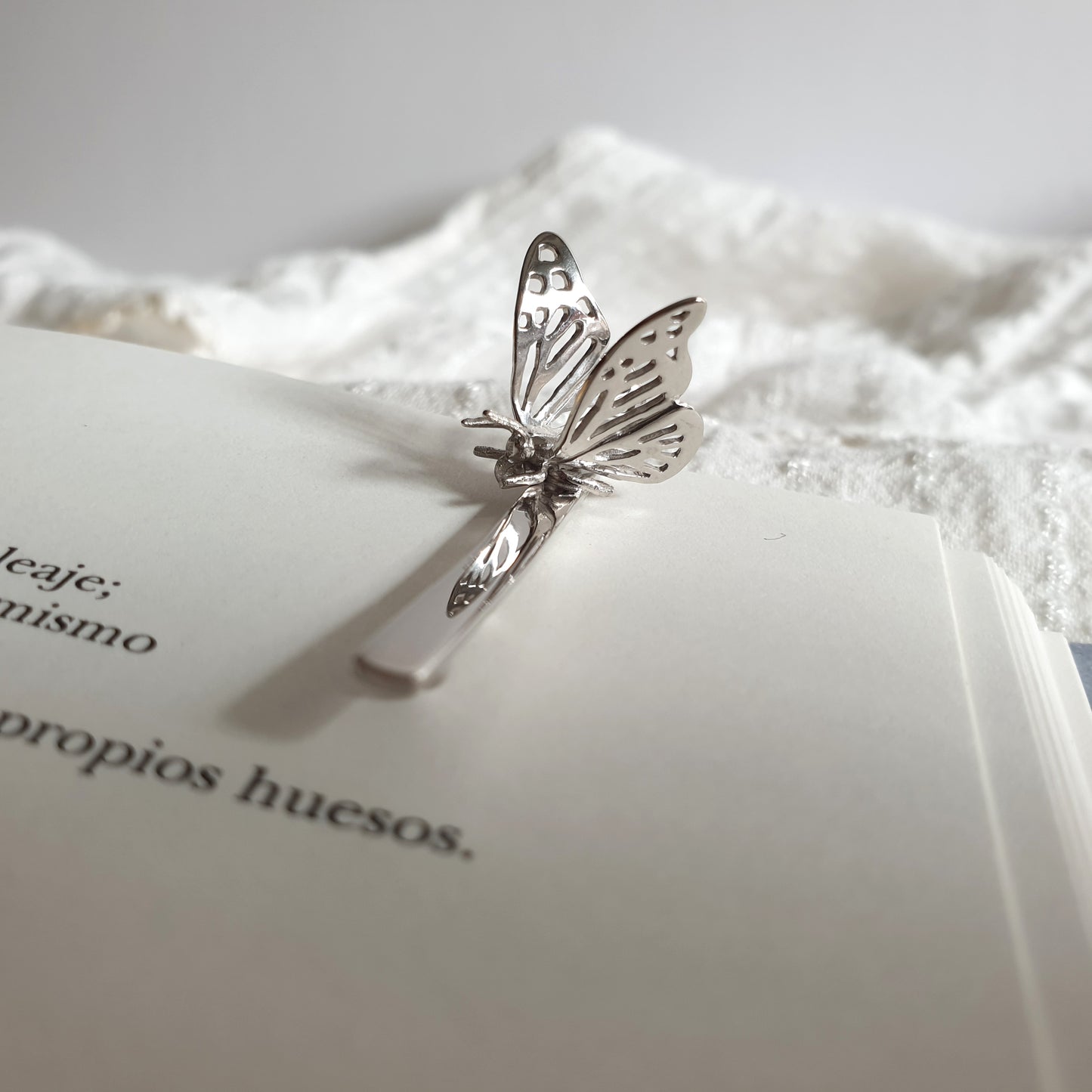 Pasador Papillon sujetando la hoja de un libro.